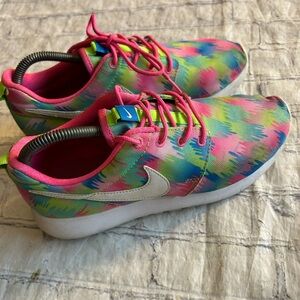 NIKE ROSHE RUN YOUTH 6 ATHLETIC SPORT ACTIVE SCHOOL BRIGHT TRAINERS SNEAKERS